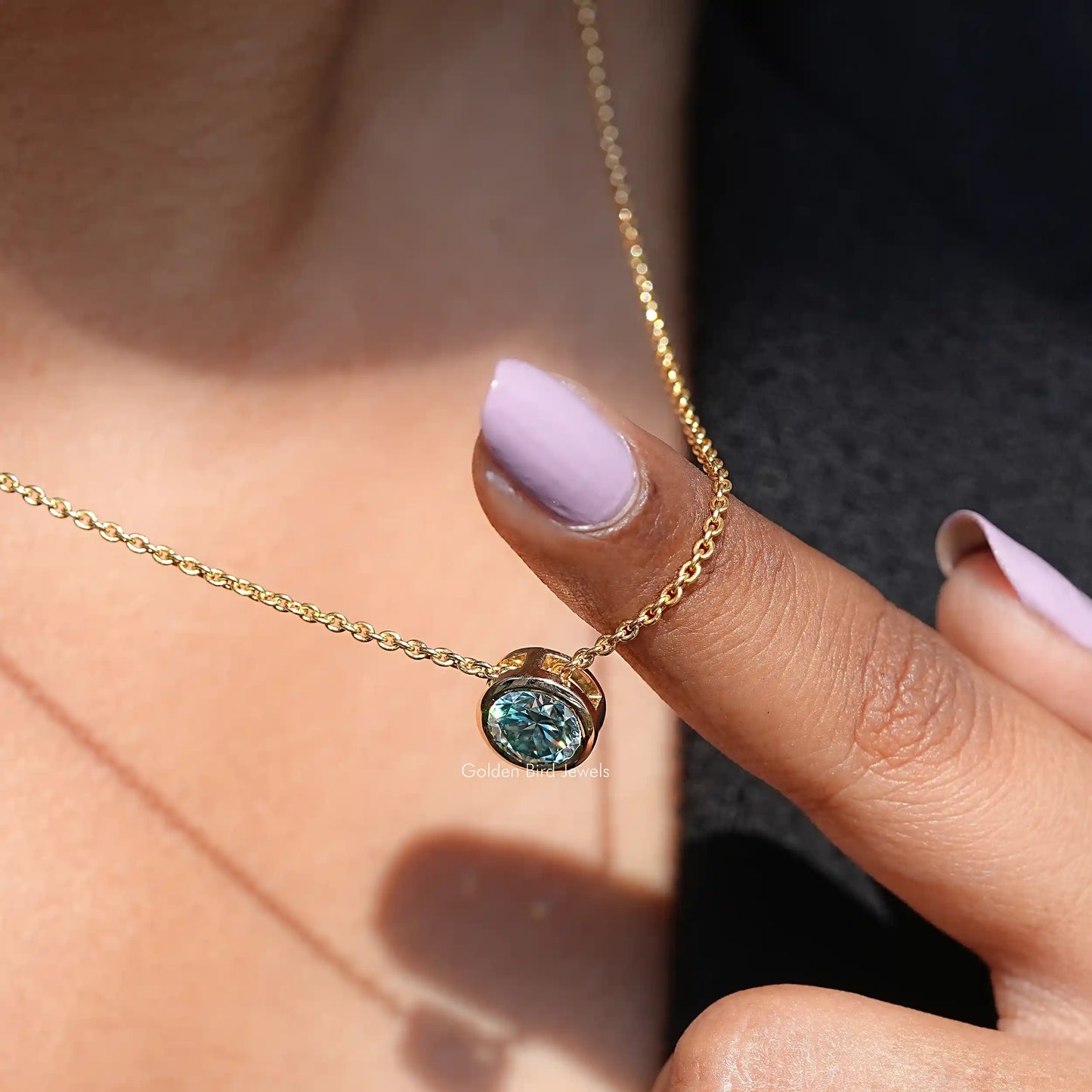 Side view of round Cut pendant In yellow Gold