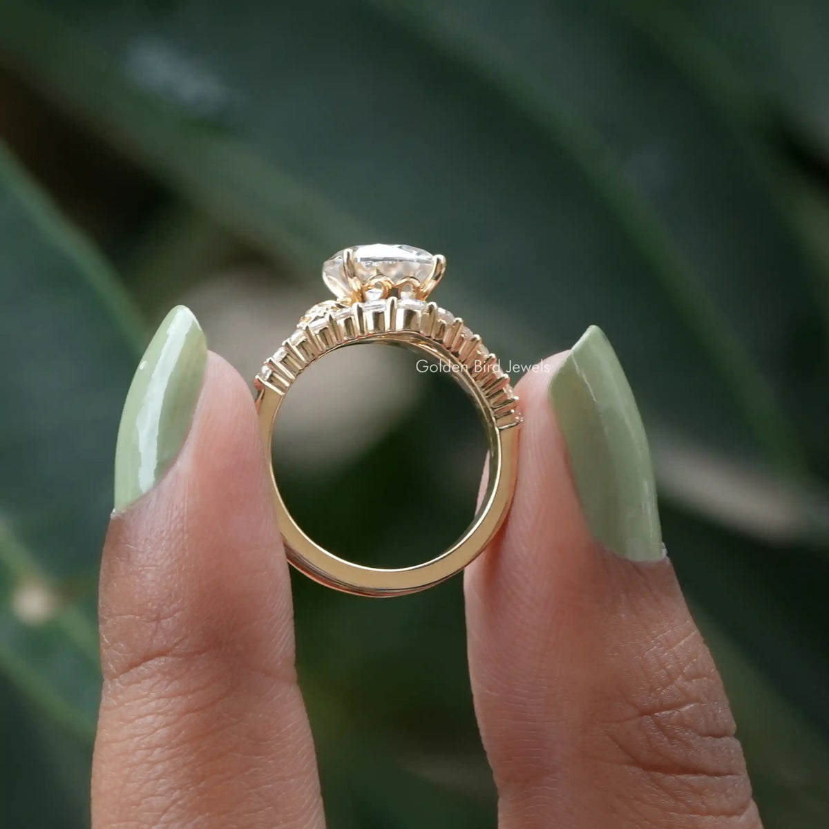 [Moissanite Round Cut Accent Stone Ring]-[Golden Bird Jewels]