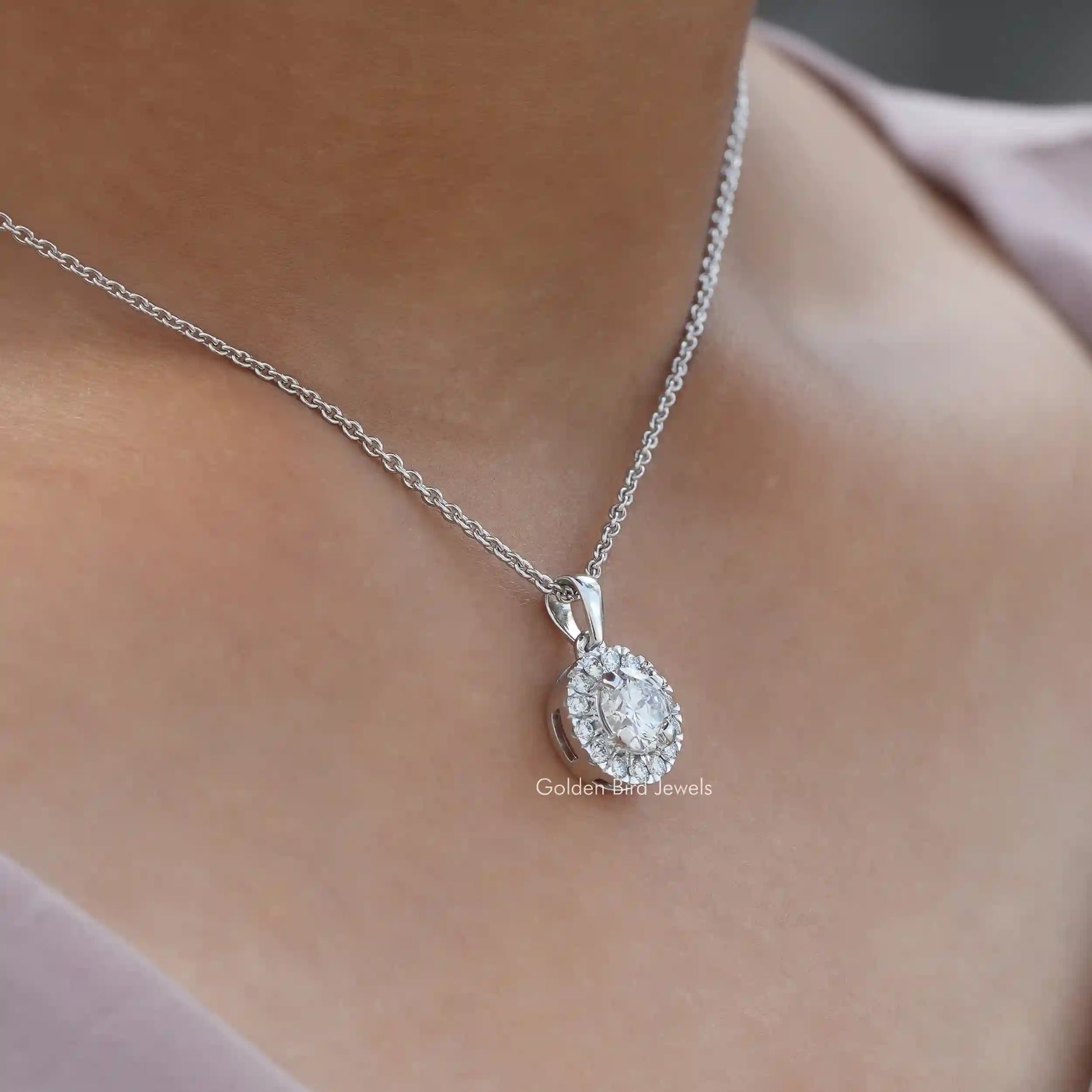 Side view of round cut pendant In white Gold