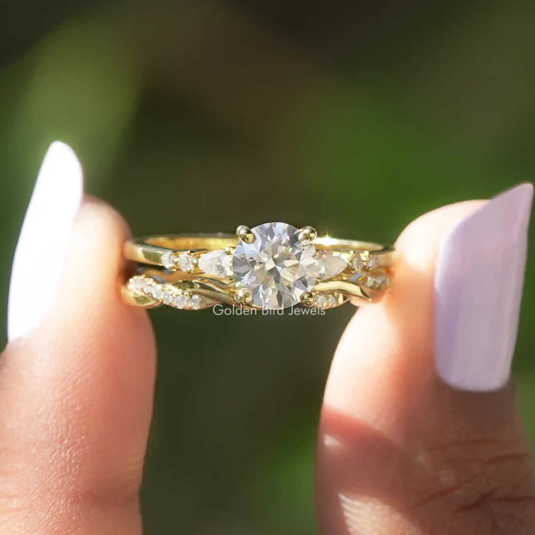 [Colorless Round Cut Moissanite Ring With Pear Cut Side Stones]-[Golden Bird Jewels]