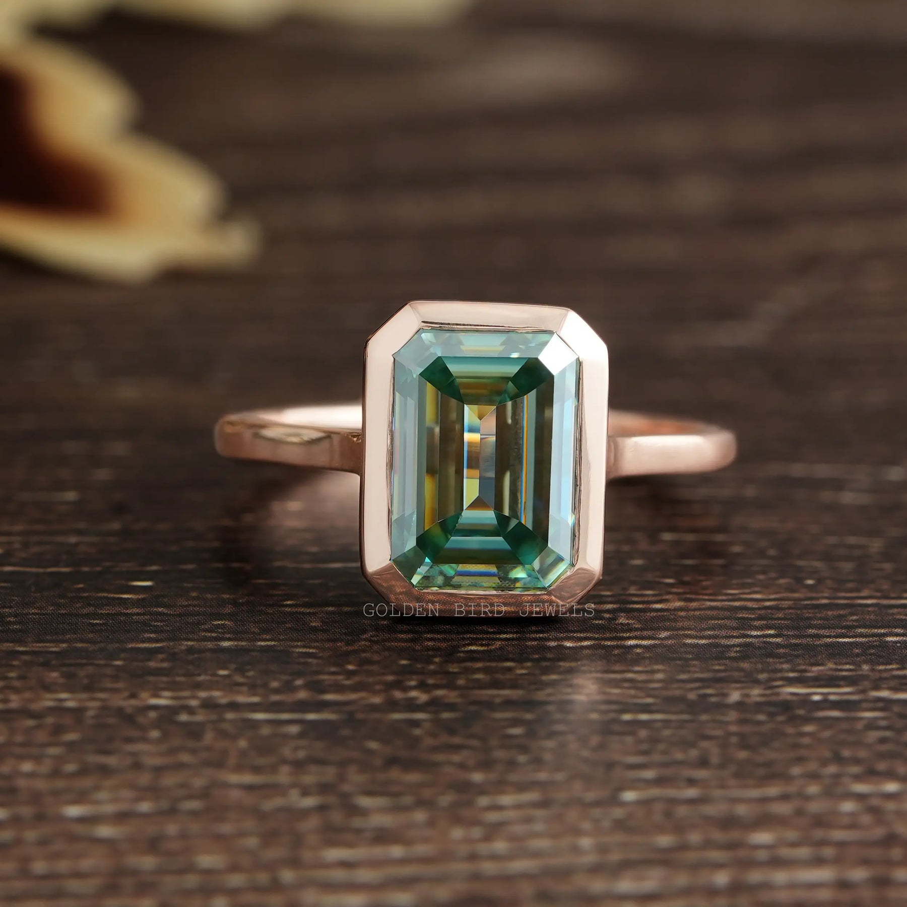 Get the Perfect Emerald Engagement Rings | GLAMIRA.in